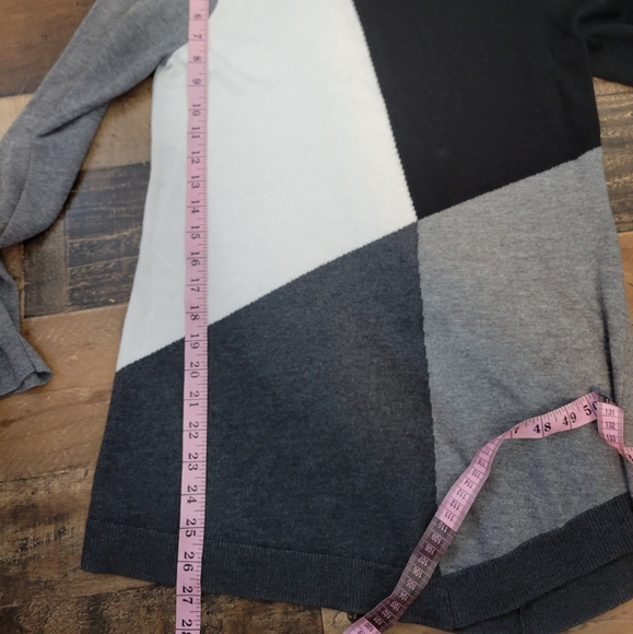 Large WHBM White House Black Market Colorblock Neutral White Black Gray Sweater - Picture 5 of 6